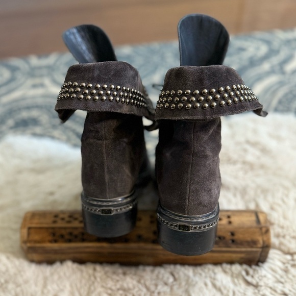 Stuart Weitzman Yadastud Chain-Link Fold Down Studded Ankle Grey Suede Size 7 - Picture 8 of 17